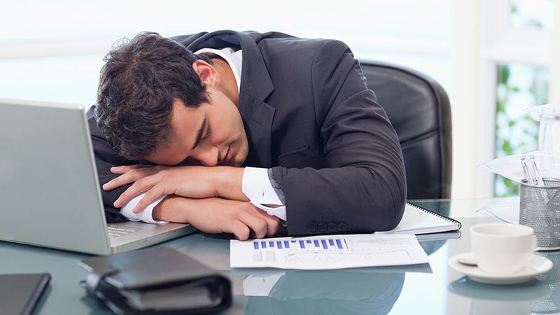 Cara Menghilangkan Rasa Ngantuk - Tidur di Kantor