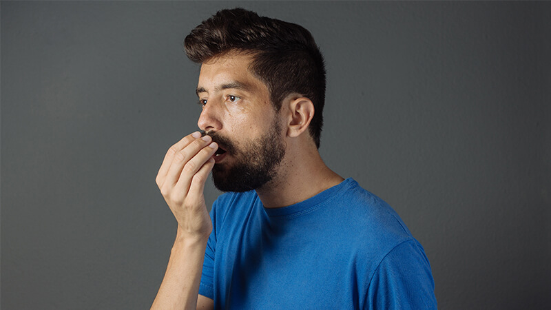 Cara Menghilangkan Bau Mulut Saat Puasa - Mencium Bau Mulut